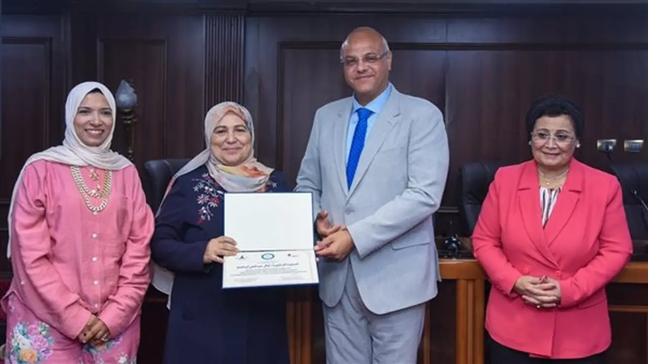 تكريم القابلات في الإسكندرية: محافظ المدينة ونائب وزير الصحة يثمنان دورهن الفعال