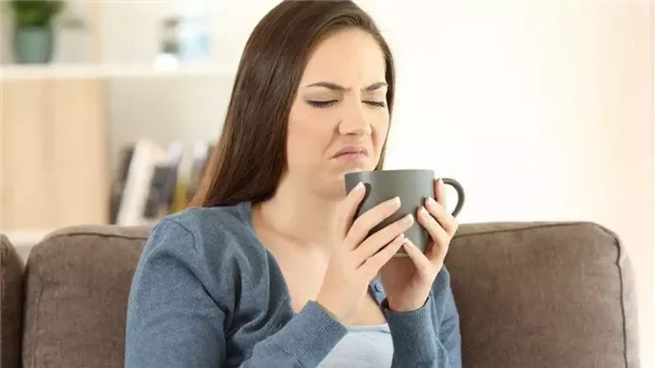 الإحساس بطعم معدني في الفم: 5 أسباب وراء هذه الظاهرة