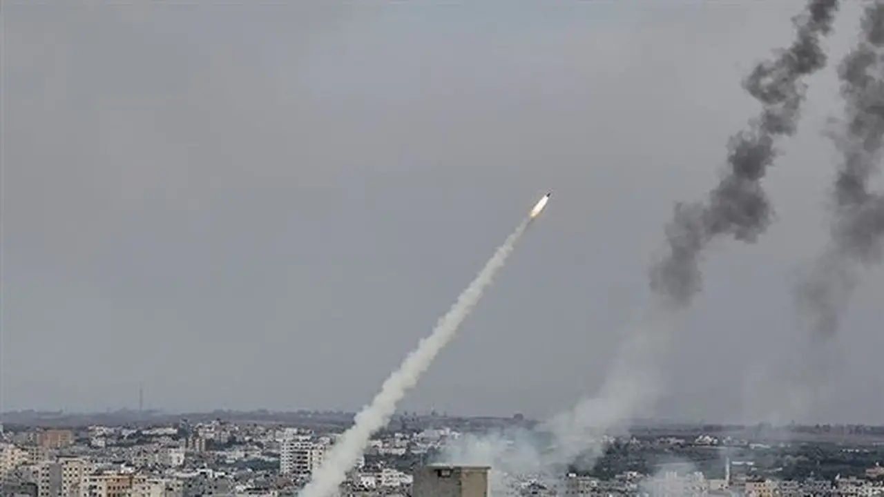 الحرس الثوري الإيراني يعلن عن هجمات ضد مواقع أمريكية ويؤكد السيطرة على مضيق هرمز