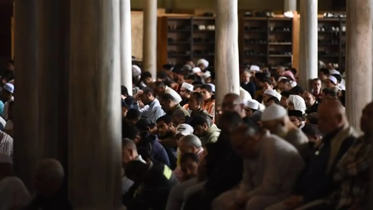 حكم إقامة صلاة الجمعة في الزوايا المتقاربة: الإفتاء توضح