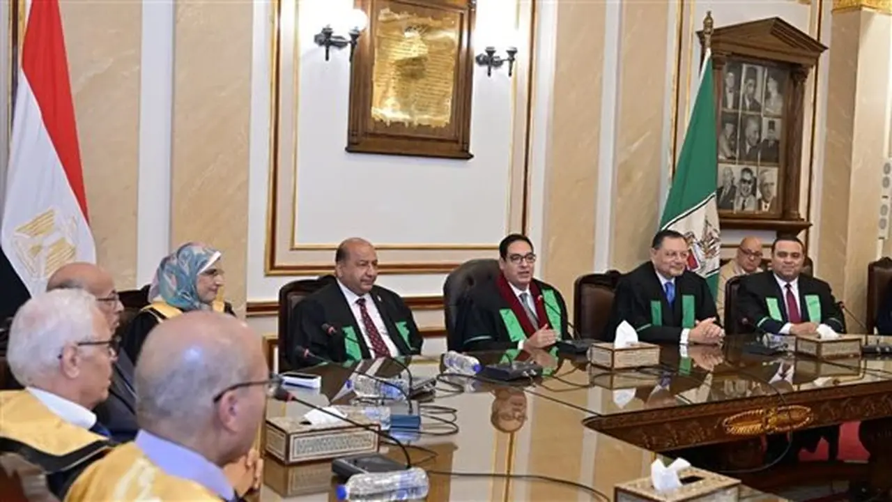 لقاء موسع لرئيس جامعة القاهرة مع قيادات كلية العلوم بمناسبة مئويتها الأولى