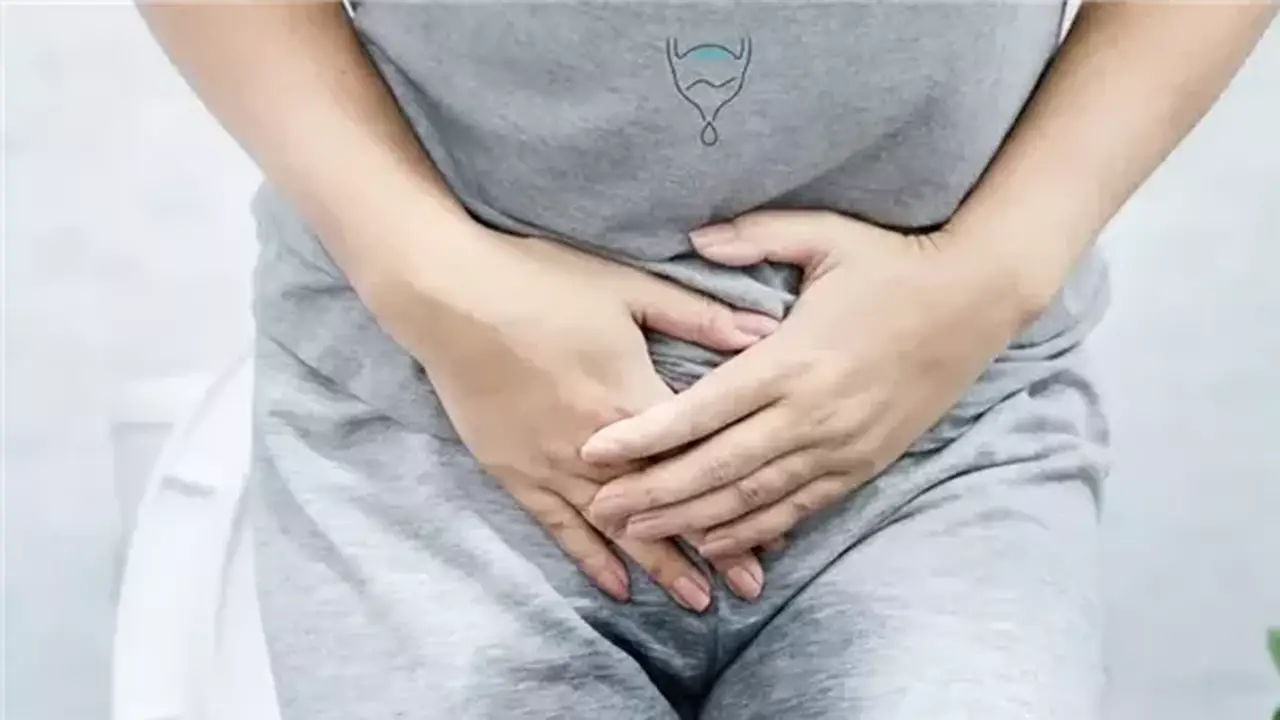 هل يعاني النساء من تسرب البول أثناء الكحة أو العطس؟ استشاري يوضح