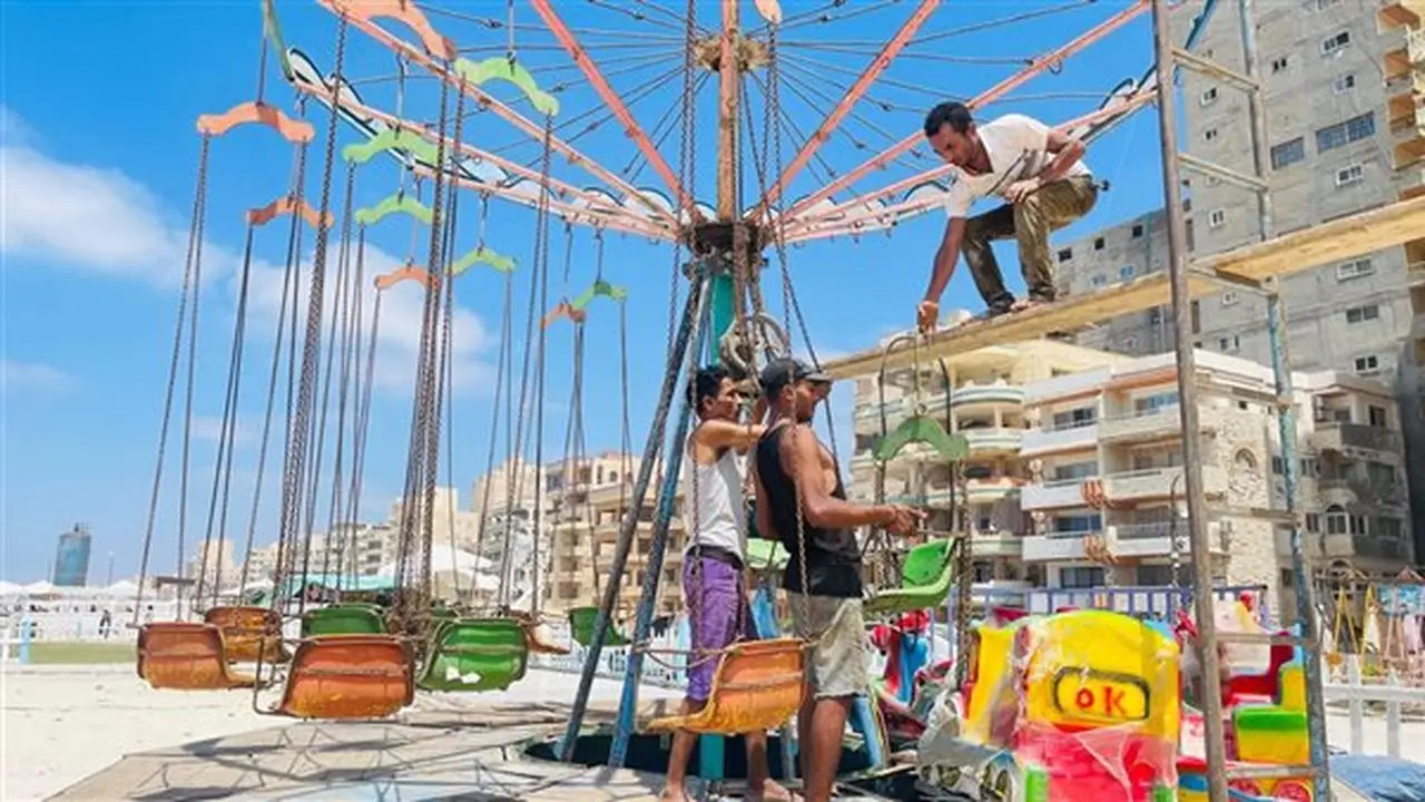 إزالة ألعاب كهربائية خطرة في شاطئ النخيل بالإسكندرية