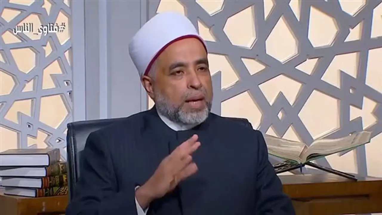 حكم صلاة المريض على الكرسي: أمين الفتوى يوضح الطريقة الصحيحة (فيديو)