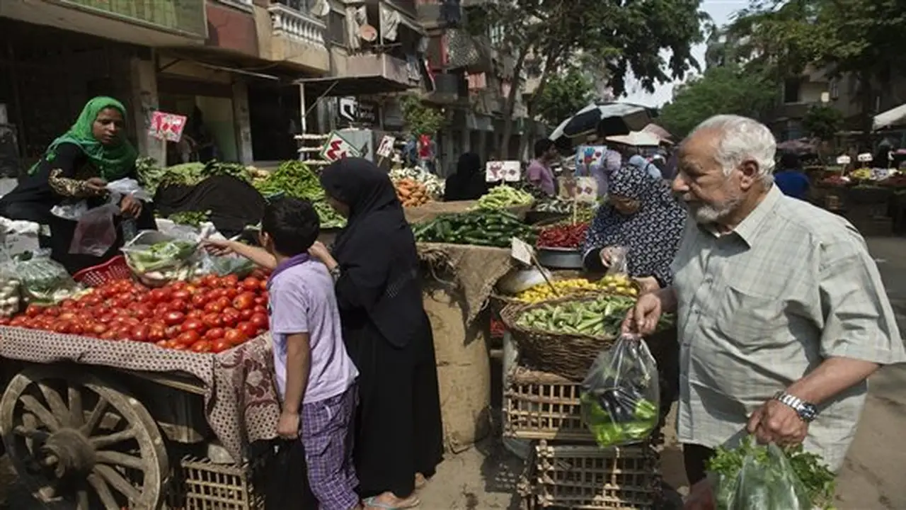 توجهات الغلاء المعيشي في مصر: خبير يوضح متى تنخفض الأسعار؟