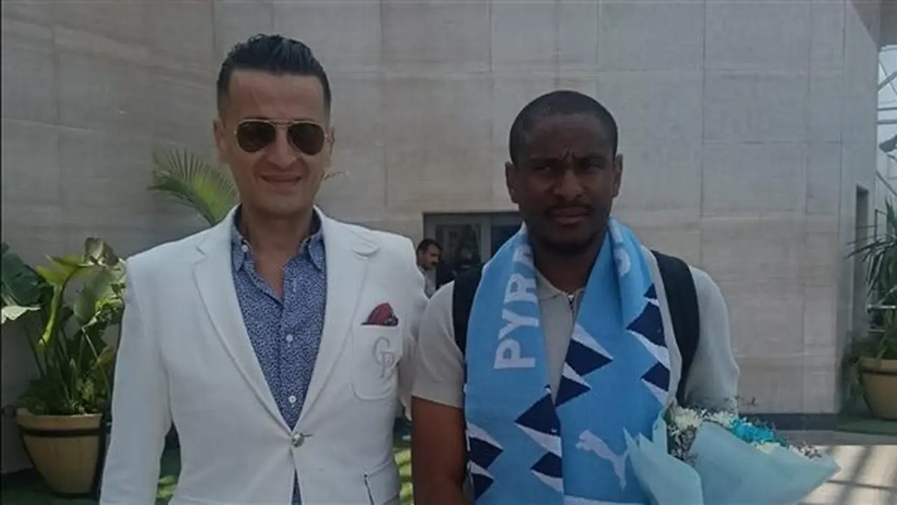 رولاني موكوينا يصل إلى مطار القاهرة استعدادًا لقيادة بيراميدز