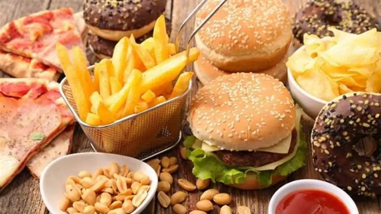 تفسير حلم الأكل مع الميت في المنام ودلالاته الصحية