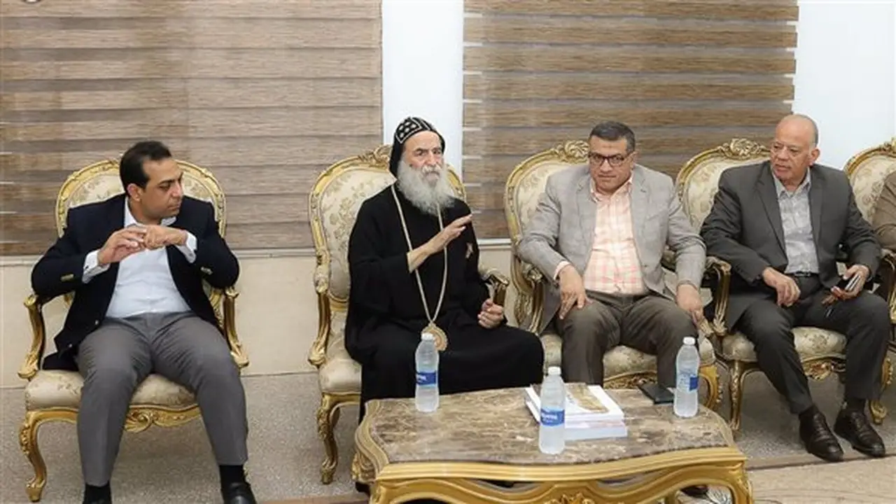 محافظ قنا يزور الأنبا بيمن مطران نقادة وقوص للاطمئنان على صحته