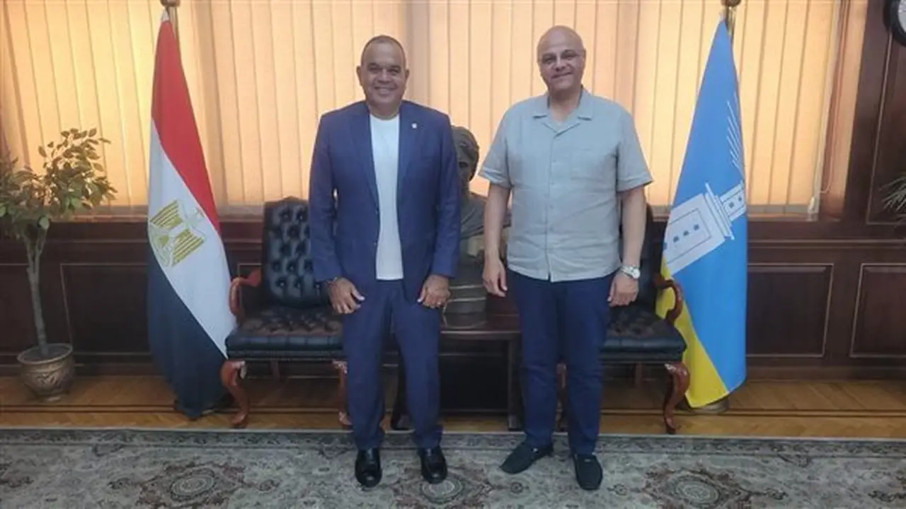 محافظ الإسكندرية ورئيس اتحاد الغوص والإنقاذ يناقشان تعزيز إجراءات تأمين الشواطئ