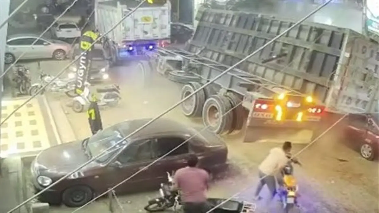 لحظة انقلاب جرار تريلا على سيارة ملاكي تؤدي إلى وفاة صاحبها في الفيوم (فيديو)