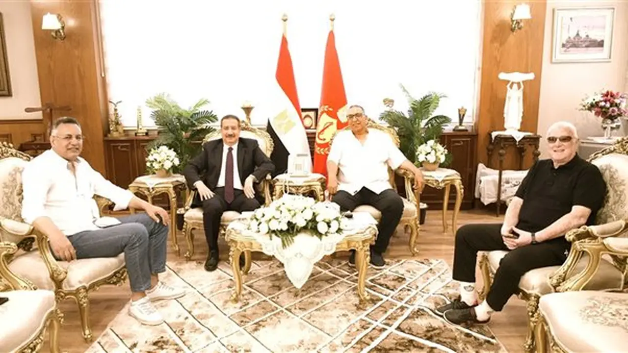 محافظ بورسعيد يناقش سبل دعم النادي المصري مع نائبي الرئيس (صور)