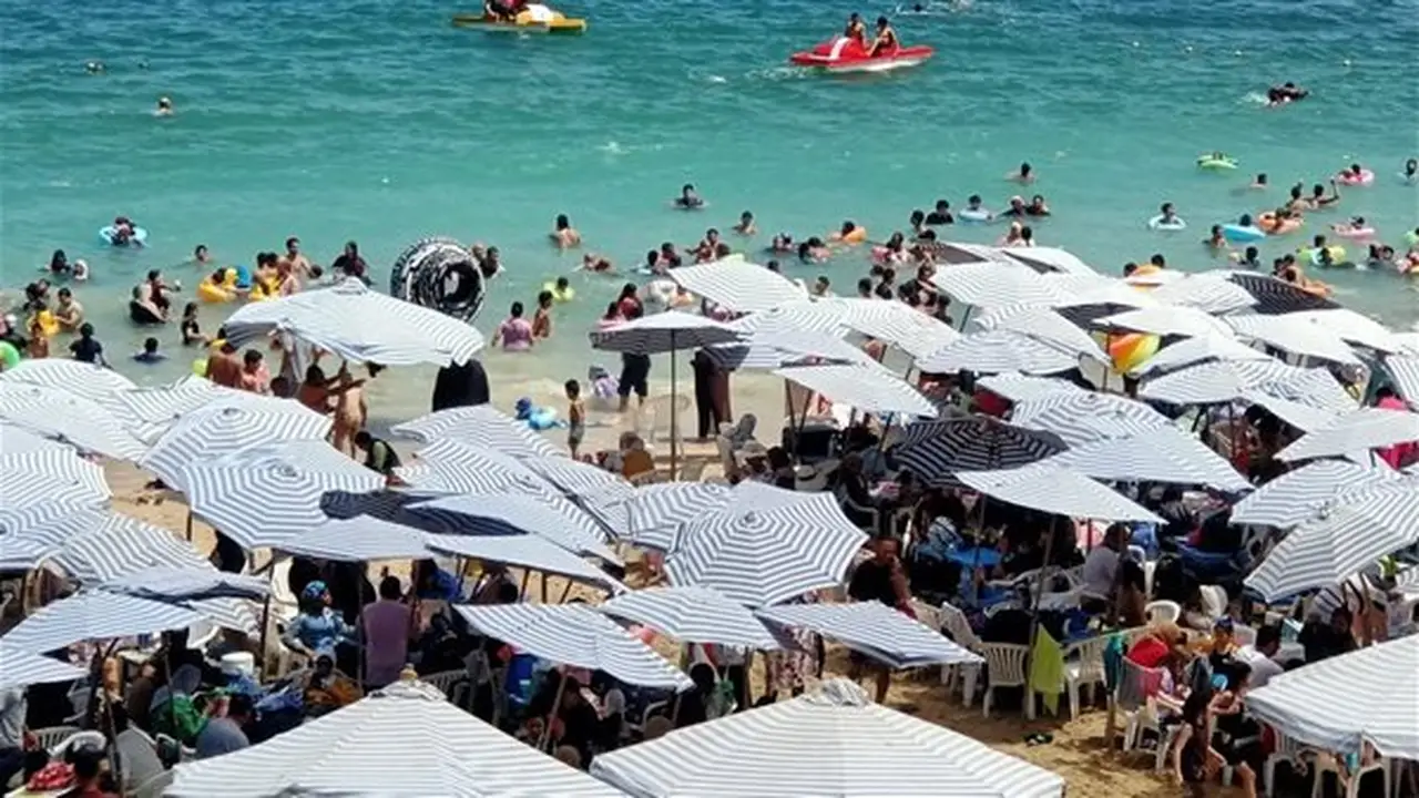 إقبال قياسي على شواطئ الإسكندرية: 2.1 مليون زائر في أول عطلة نهاية أسبوع بعد الثانوية العامة