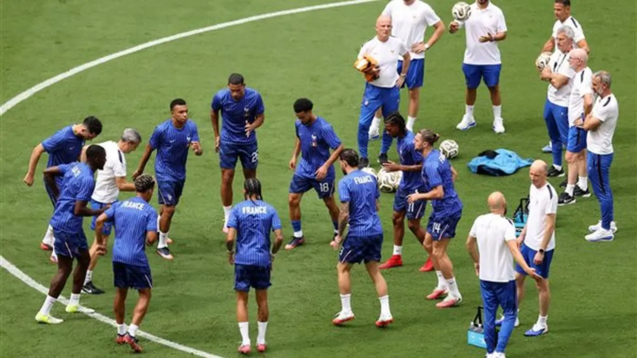لاعبو فرنسا وإنجلترا يستعدون لمواجهة كأس العالم عبر عمليات الإحماء (صور)