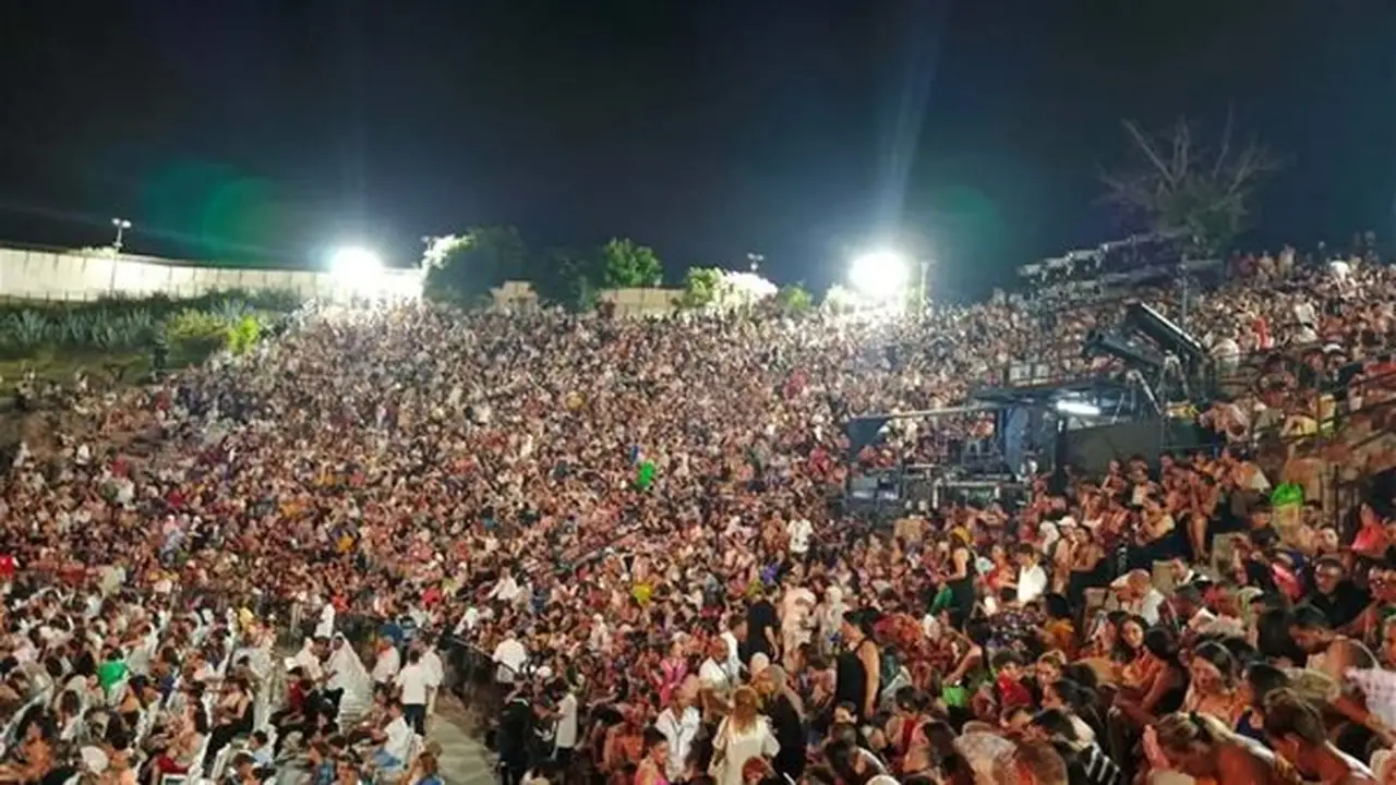 حضور جماهيري استثنائي في حفل الشاب خالد بمهرجان قرطاج (فيديو)