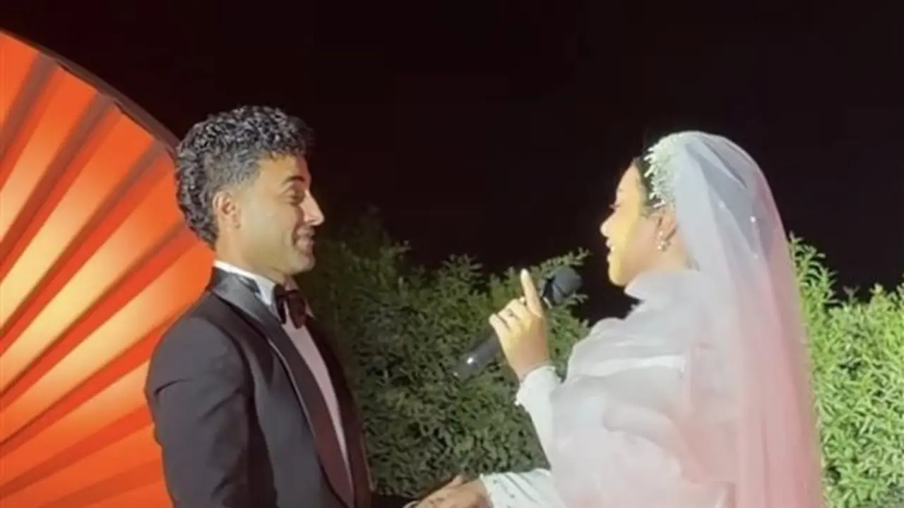 ابنة الفنان صبحي خليل تخطف الأنظار بصوتها في حفل زفافها وتبهر الحضور بأغنية لأنغام (فيديو)