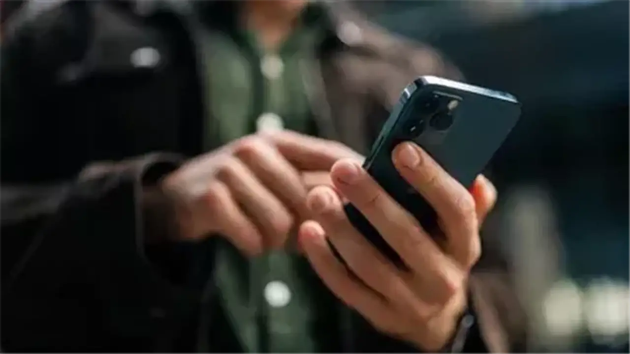 هل تفرض نماذج الذكاء الاصطناعي رقابة على المستخدمين؟ تقرير يكشف التفاصيل