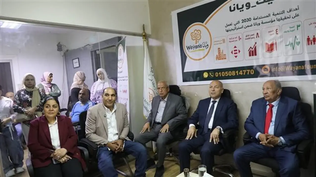 محافظ القاهرة يوزع كراسي كهربائية لذوي الهمم