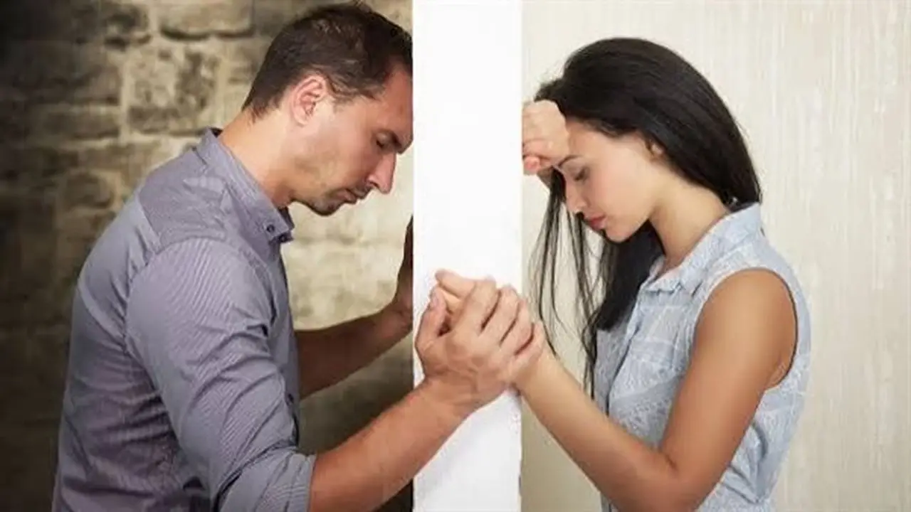 هل تكفي رسالة “أنتِ طالق” لإنهاء الزواج؟ قانونية توضح الجوانب القانونية