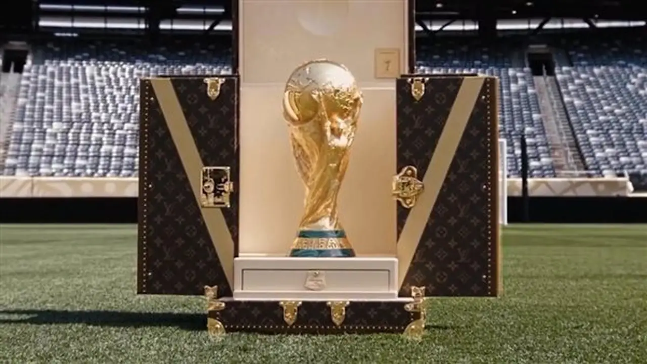 مجسم كأس العالم يصل ملعب مباراة الأرجنتين وإسبانيا في نهائي 2026 (صور)