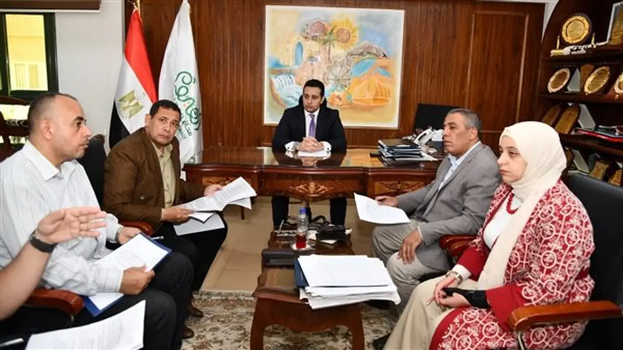 اجتماع نائب محافظ الفيوم لمراجعة تراخيص البناء واستئناف الأعمال