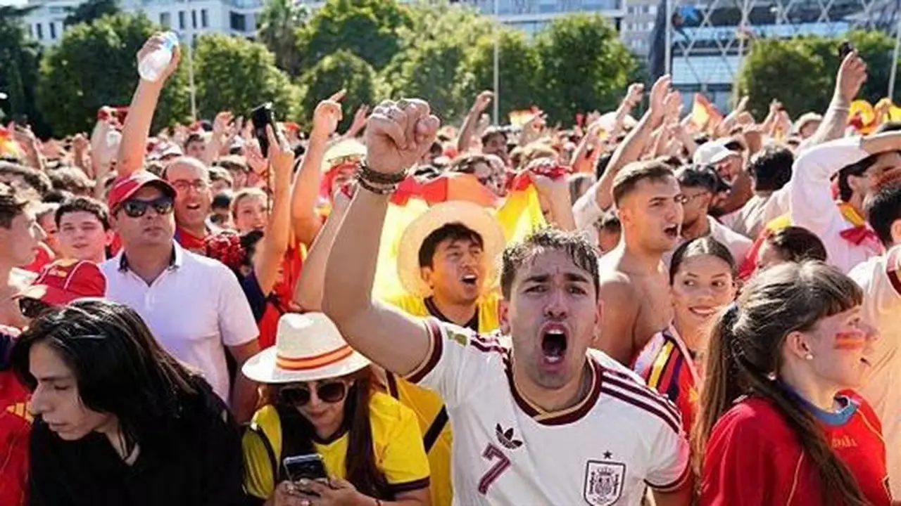 جماهير إسبانيا تتوافد على ملعب ميتلايف قبل نهائي كأس العالم أمام الأرجنتين