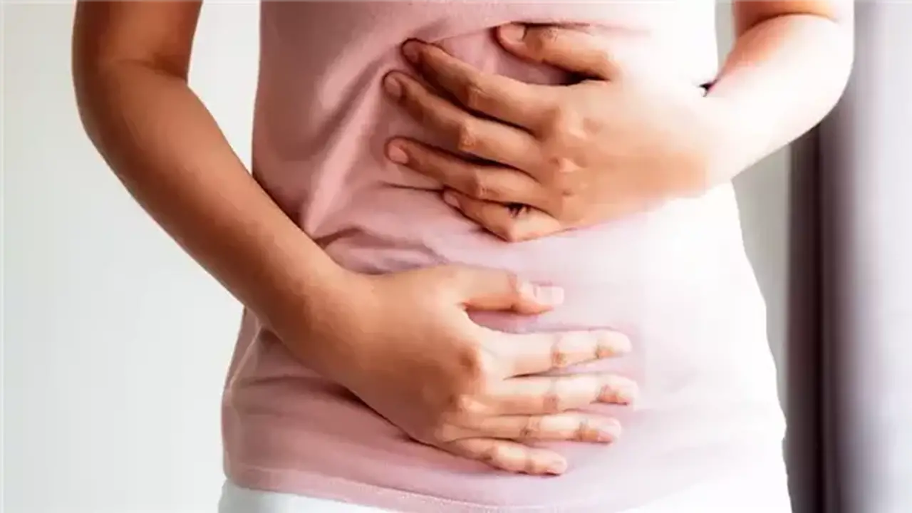استشاري باطنة يكشف عن أسباب الانتفاخ بعد تناول الطعام مباشرة