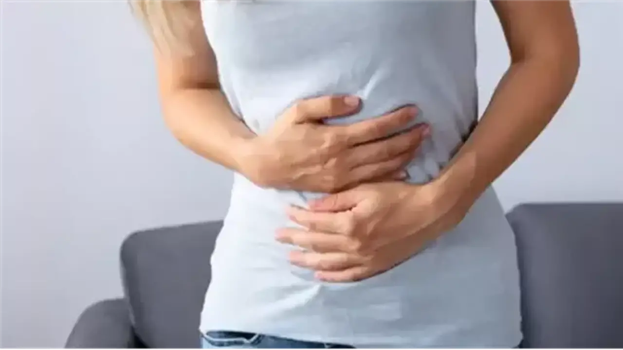 الشعور بنبض في البطن: متى يجب مراجعة الطبيب؟