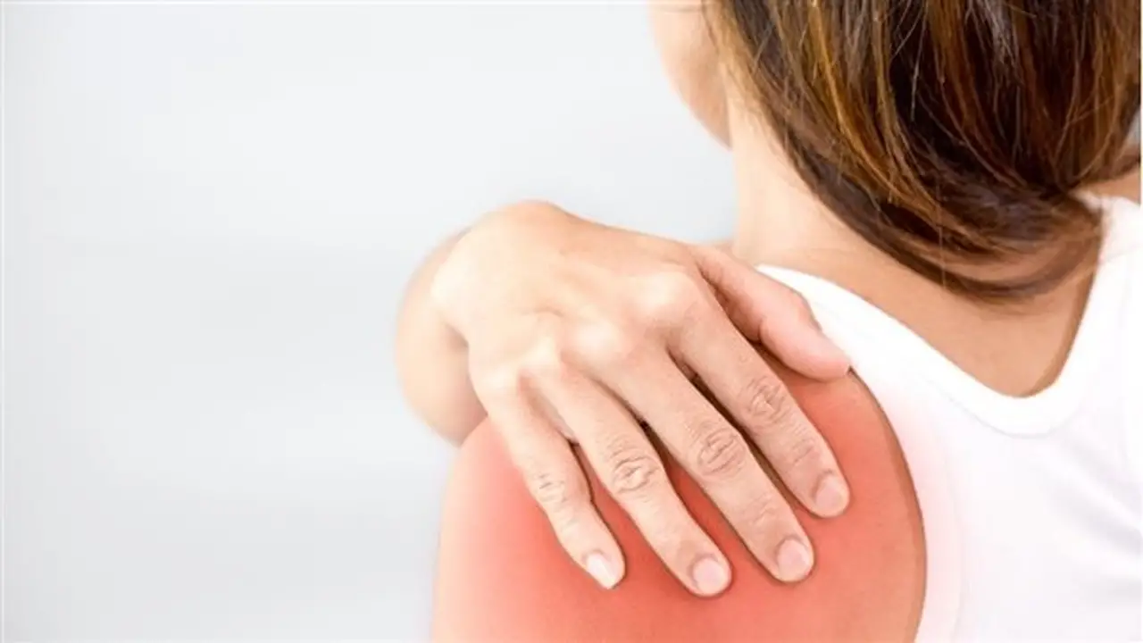 أسباب وأعراض الكتف المتجمد وطرق العلاج الفعالة