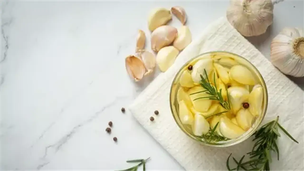 فوائد الثوم للقلب: تأثيره على مستويات الكوليسترول عند تناوله بانتظام