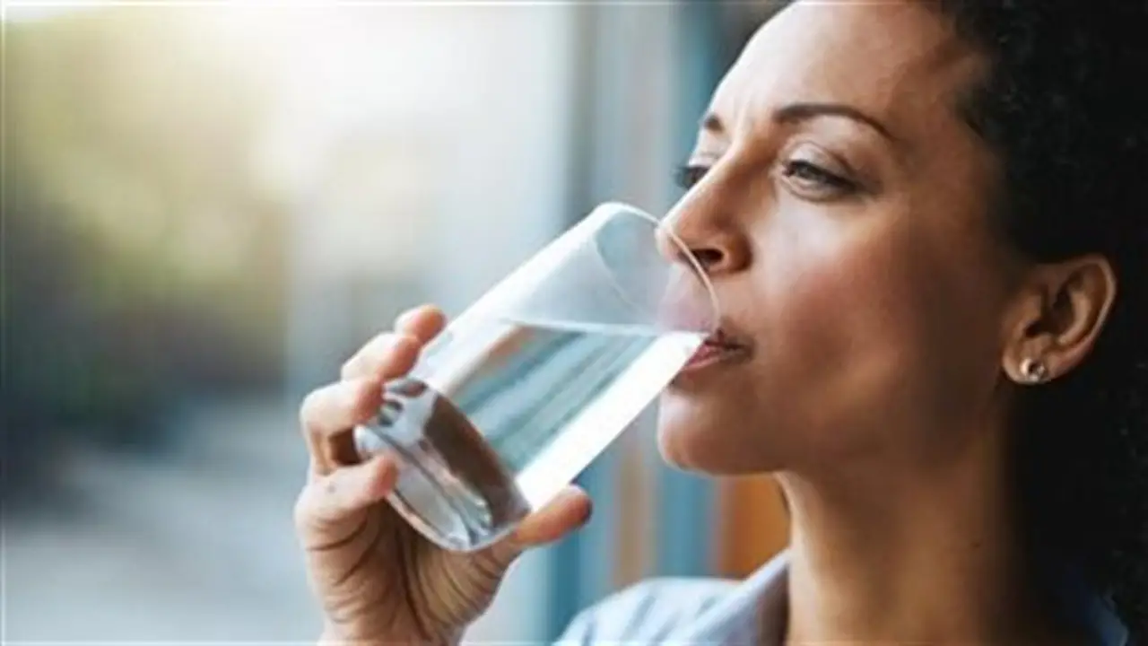هل يعزز شرب الماء صحة القلب؟ اختصاصي يوضح