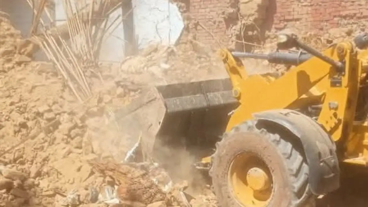 إزالة منزل آيل للسقوط في باريس بالوادي الجديد استجابة لشكاوى الأهالي