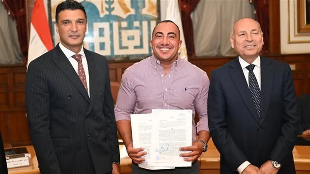 وزير الصناعة يسلم 40 عقد تقنين لمصانع وورش منطقة شق الثعبان الصناعية