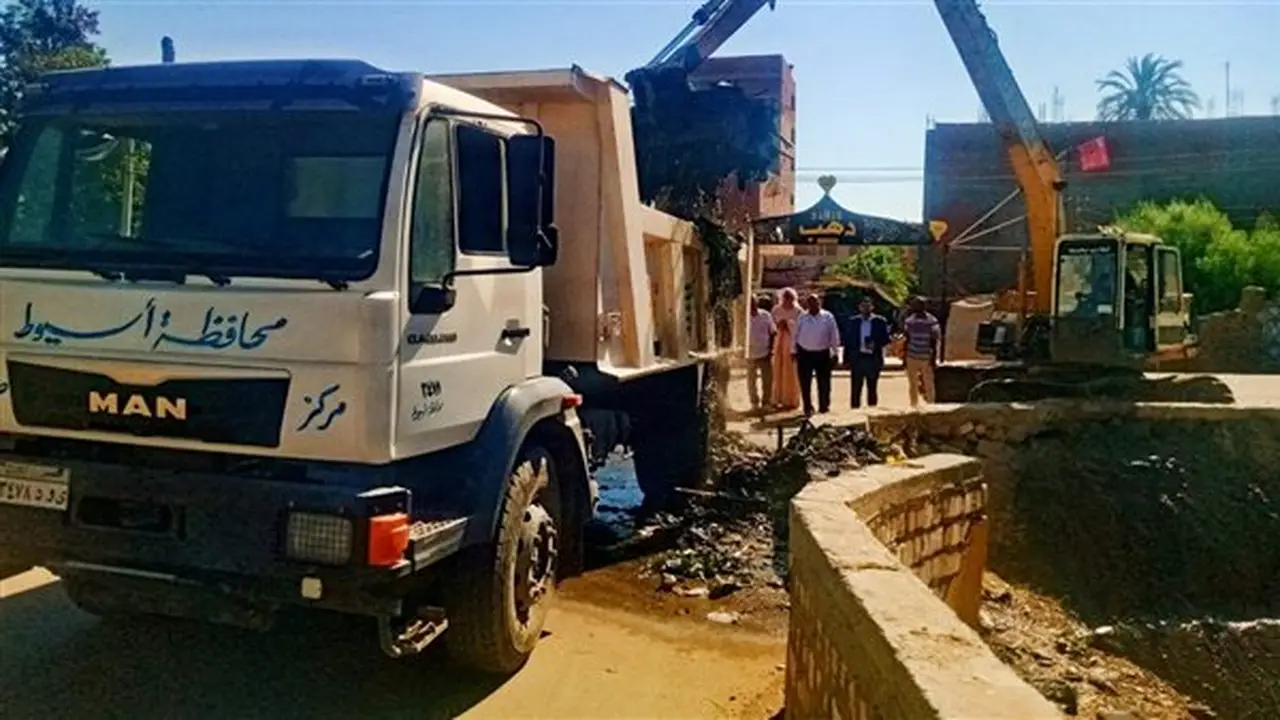 رفع 55 طنًا من نواتج تطهير ترعة بني فيز بأسيوط لتحسين كفاءة الري