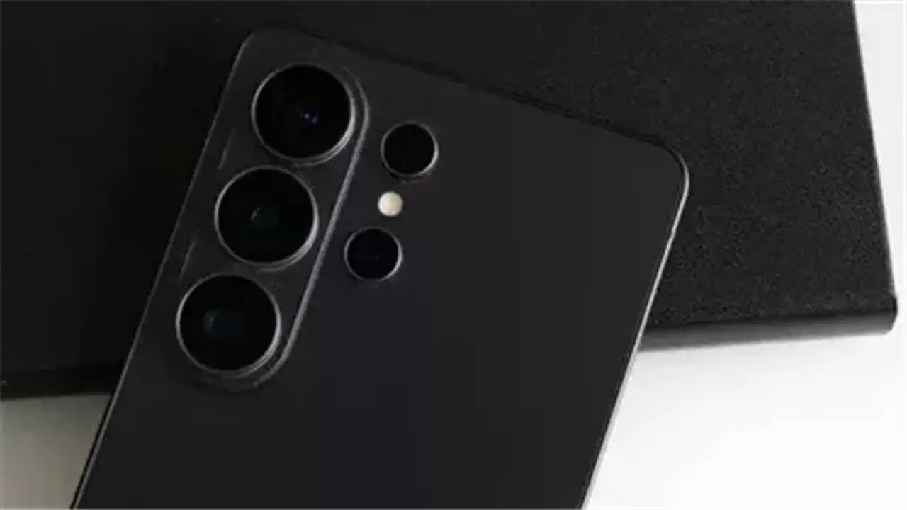 سامسونج تعترف بمشكلة الشاشة الحمراء في Galaxy S26 Ultra