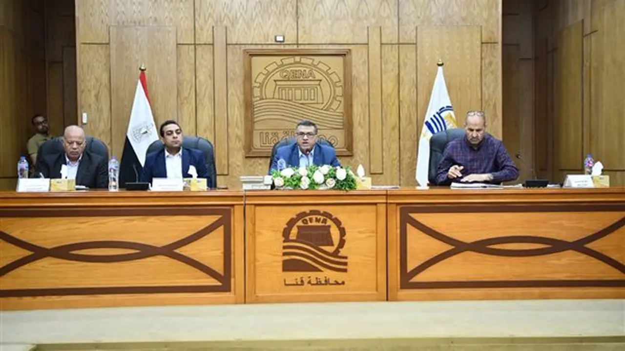 محافظ قنا يؤكد على أهمية تسريع العمل في ملفات التقنين والتصالح