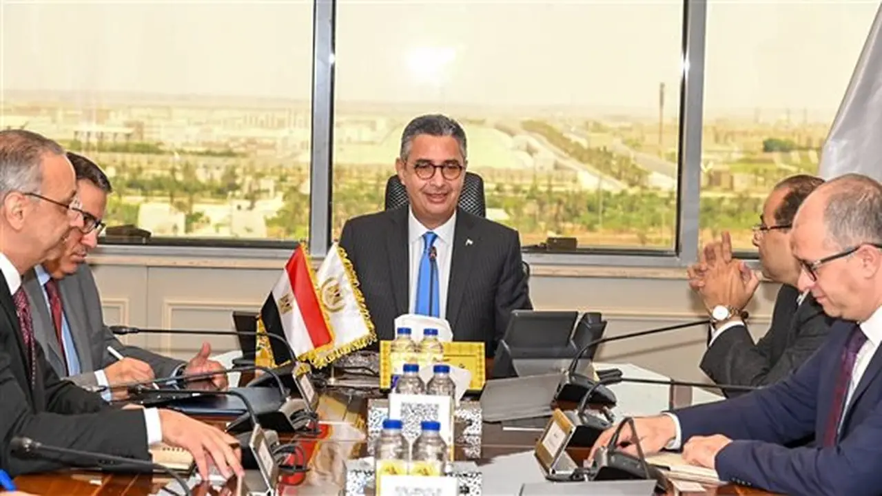 وزير التموين يناقش مع المصرية للاتصالات تطوير الكارت الموحد والخصم المباشر ومنظومة الدعم النقدي