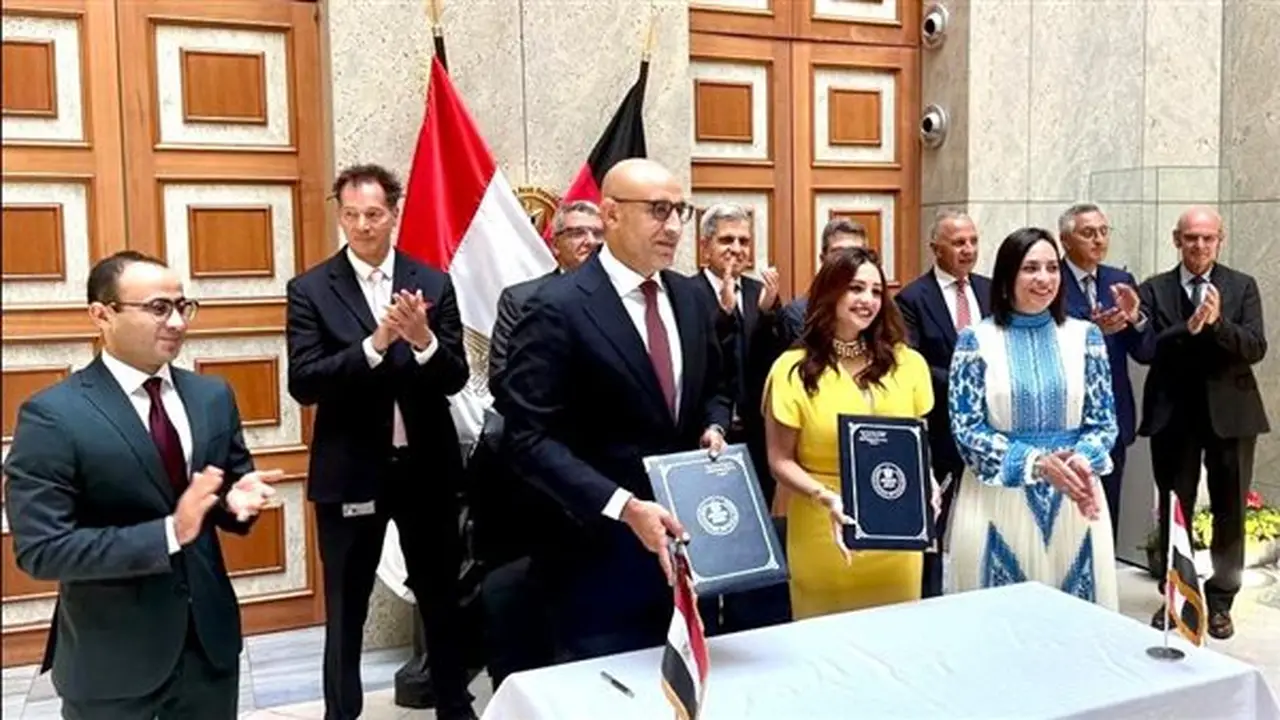 عبد اللطيف يوقع في برلين بروتوكول تعاون مع مؤسسة ساويرس لإنشاء 10 مدارس ألمانية للتكنولوجيا التطبيقية في مصر
