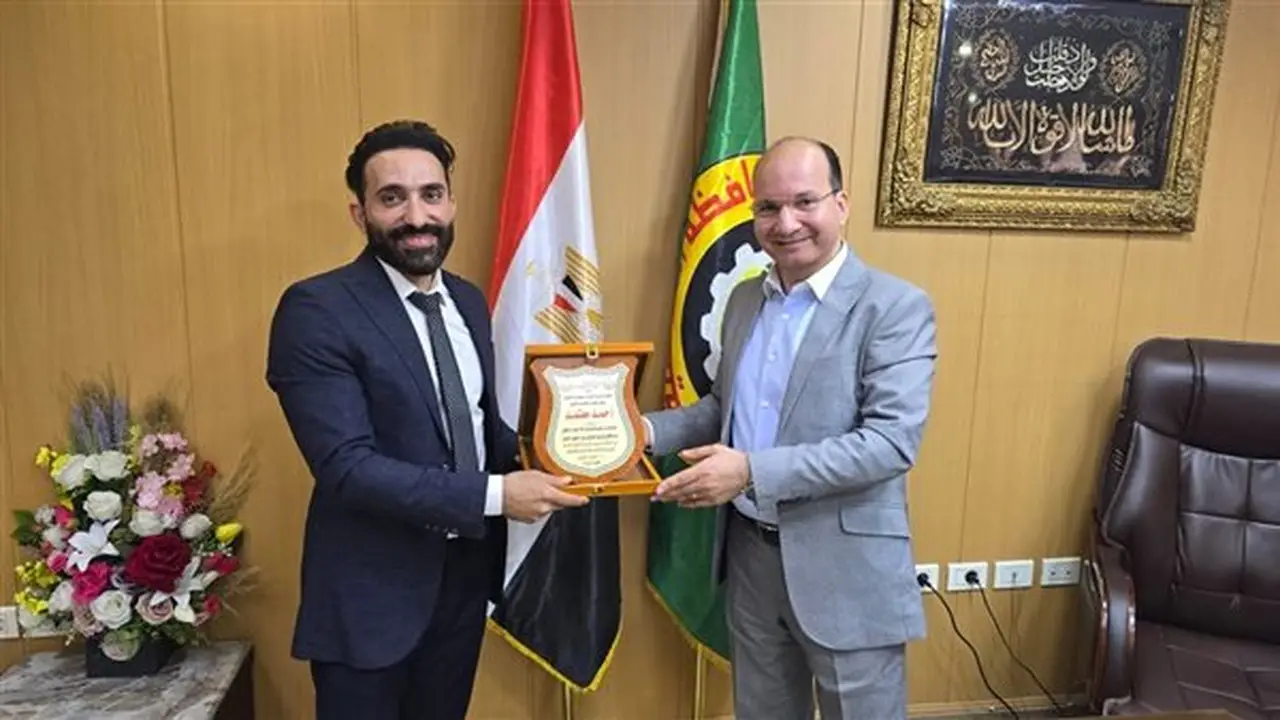 تكريم رئيس قسم جراحة الوجه والفكين بمستشفى شربين من قبل وكيل صحة الدقهلية