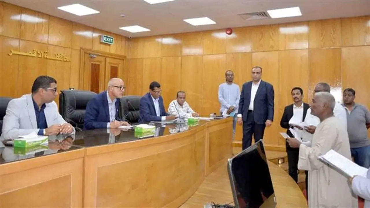 70 طلبًا وشكوى في لقاء اليوم المفتوح بمحافظة الأقصر