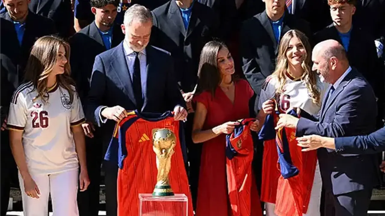 ملك إسبانيا يستقبل أبطال منتخب بلاده في قصر سارسويلا بعد الفوز بكأس العالم
