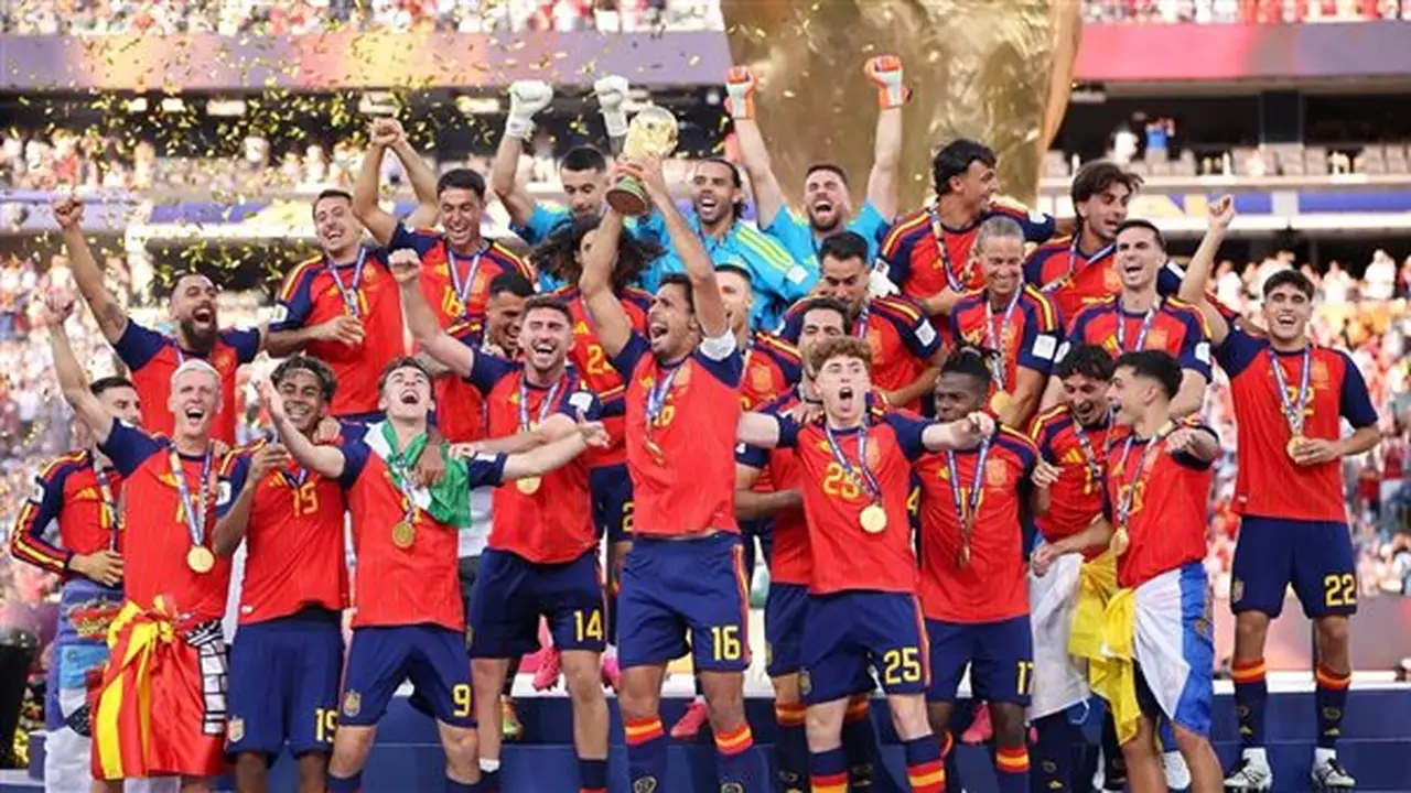 فرحة لاعبي منتخب إسبانيا بلقب كأس العالم 2026 وسط جماهير مدريد (فيديو)