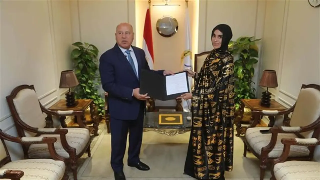 وزير النقل يكرم ليلى الأنصاري تقديرًا لموقفها الوطني في التصدي لرشق قطار بالحجارة