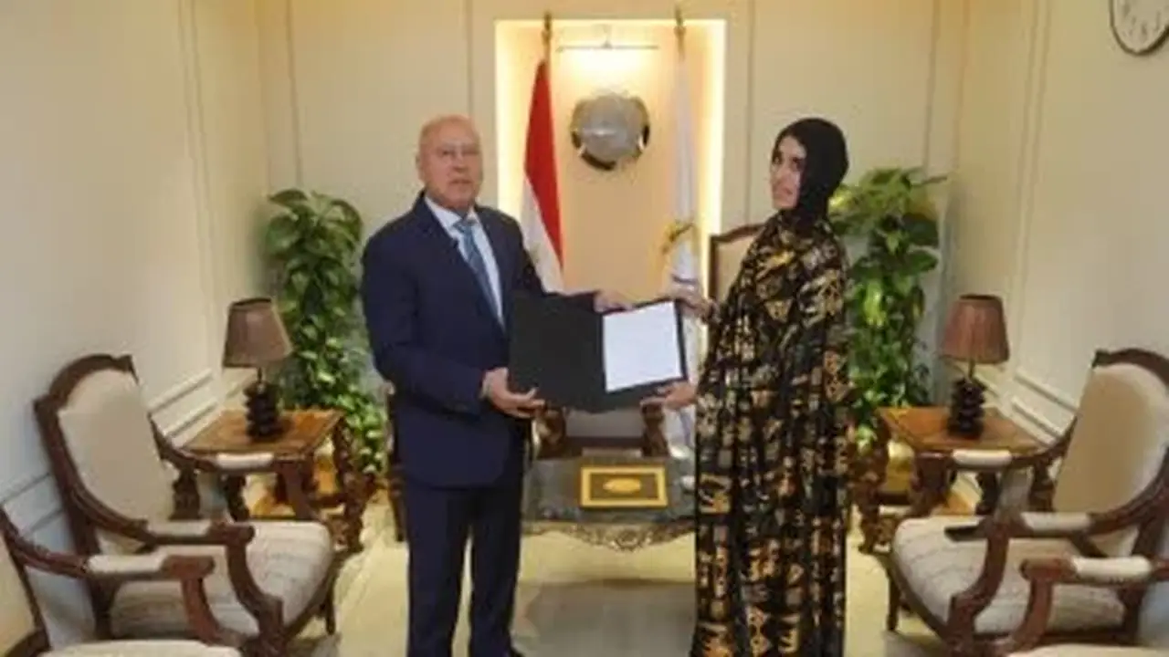 وزير النقل يكرم سيدة أسوان لتصديها لرشق القطارات بالحجارة