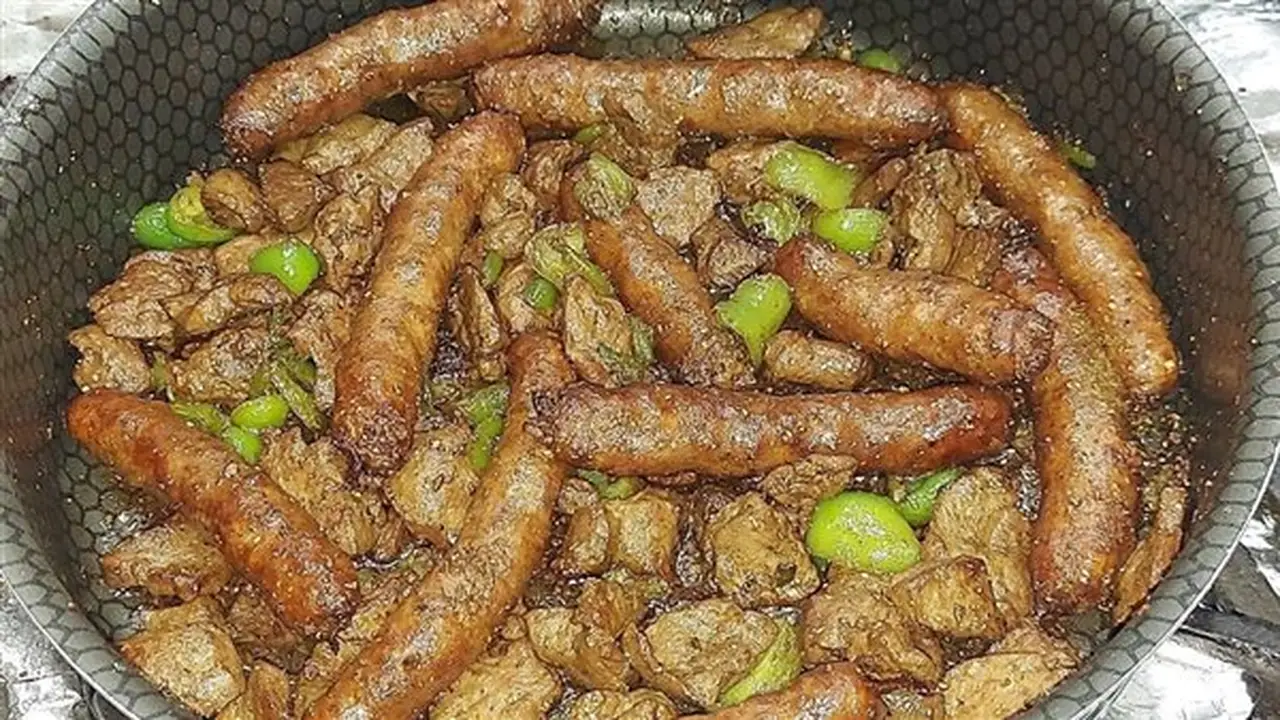 طريقة تحضير طاسة الكبدة والسجق بخطوات سهلة
