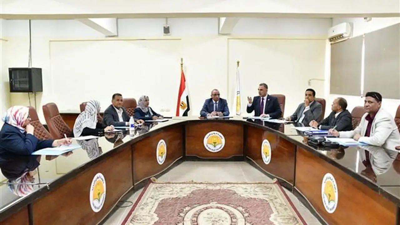 جامعة الوادي الجديد تناقش الرسوم والكشف الطبي للطلاب الجدد ومنح الدرجات العلمية