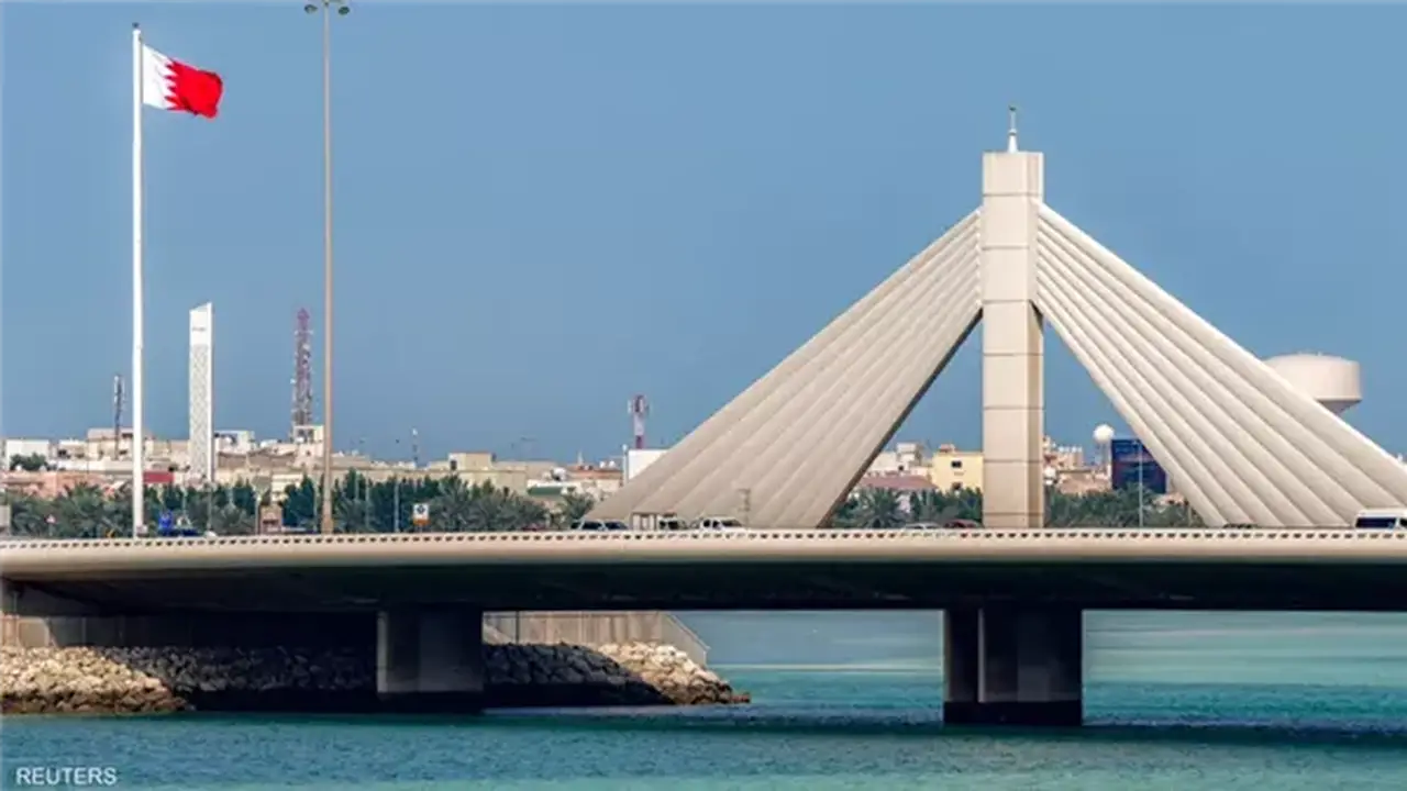 إيران تصعد من تهديداتها في الخليج: استهداف مواقع أمريكية في البحرين