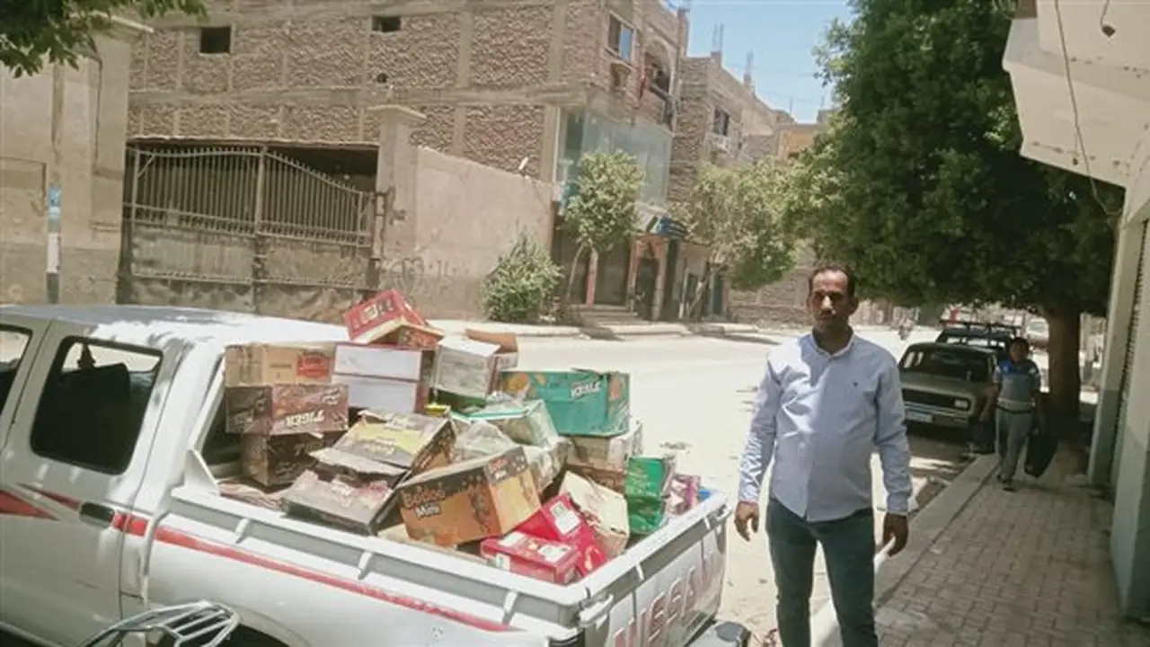 ضبط 2703 عبوات أغذية فاسدة في قنا