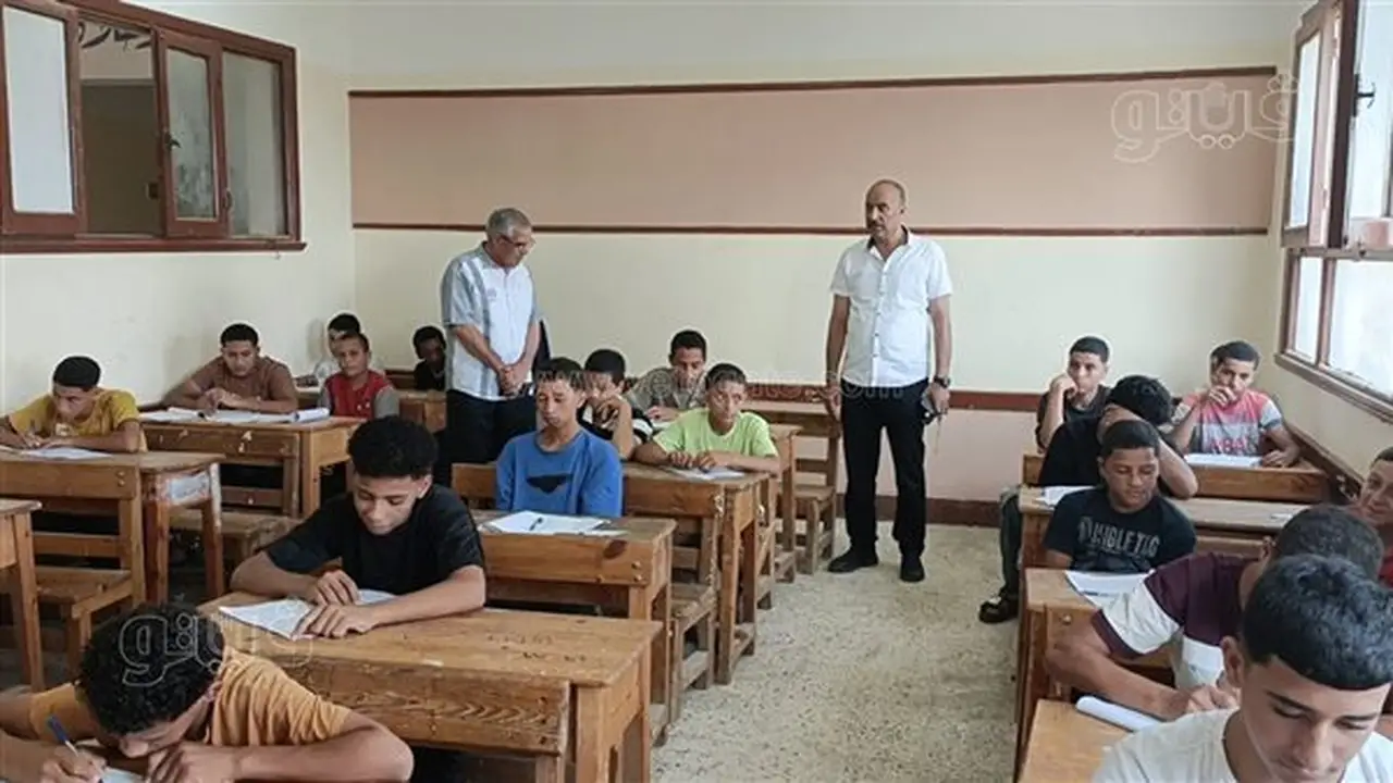 وكيل وزارة التعليم ببني سويف يتفقد لجان امتحانات الدور الثاني للنقل في إهناسيا