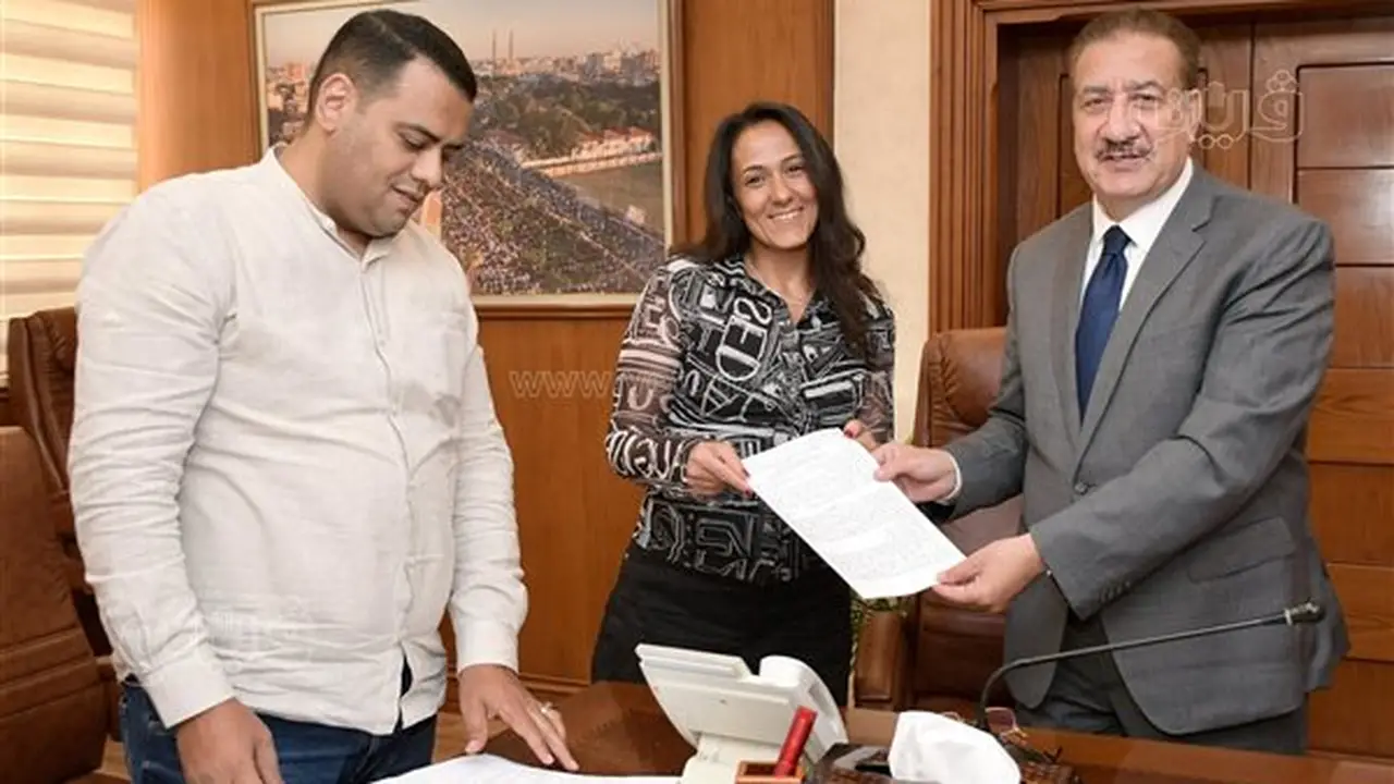 محافظ بورسعيد يوقع عقود تمليك أراضي لستة مصانع في المنطقة الصناعية (صور)