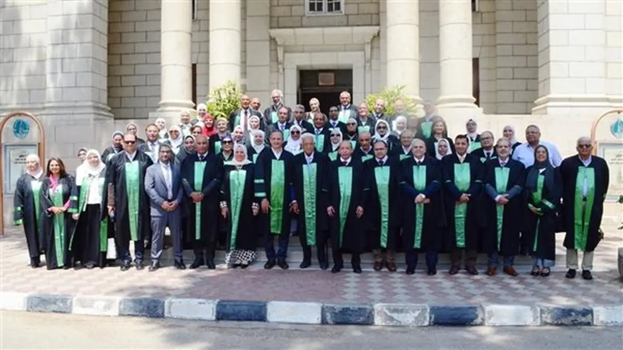 مجلس كلية طب قصر العيني يلتقط صورة تذكارية بمناسبة انتهاء العام الجامعي 2025/2026